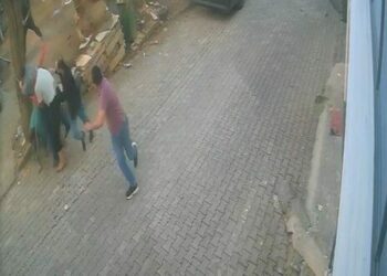 Kesilmek üzereyken kaçan boğa güçlükle yakalandı; o anlar kamerada