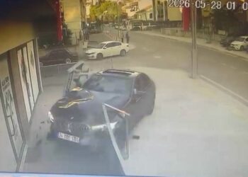 Otomobil iş yerine girdi; kaza anı kamerada