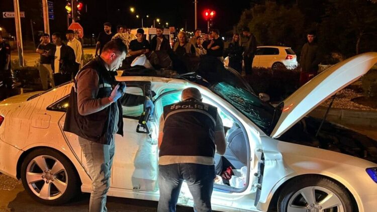 Motosikletle otomobil çarpıştı: 1 ölü, 3 yaralı