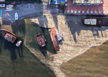 İzmit Körfezi’nde denizin rengi kahverengine döndü