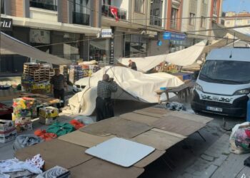 Avcılar'da pazar erken kuruldu, park eden araçlar esnafı mağdur etti