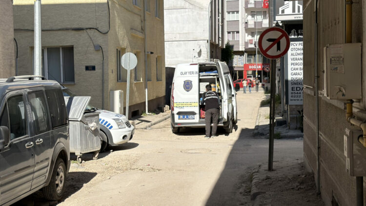 Evde ölü bulundu