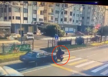 Otomobil yaya geçidinde motosiklete çarptı: kaza kamerada