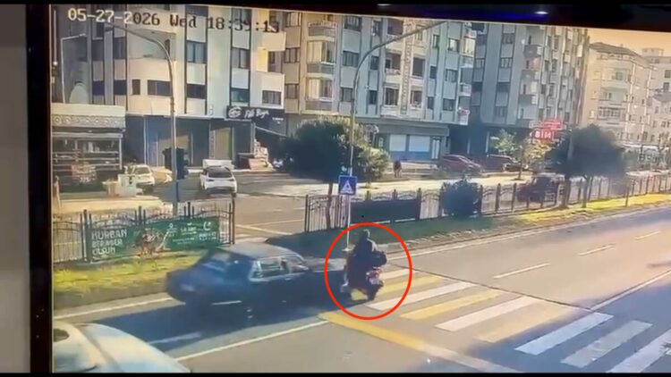 Otomobil yaya geçidinde motosiklete çarptı: kaza kamerada