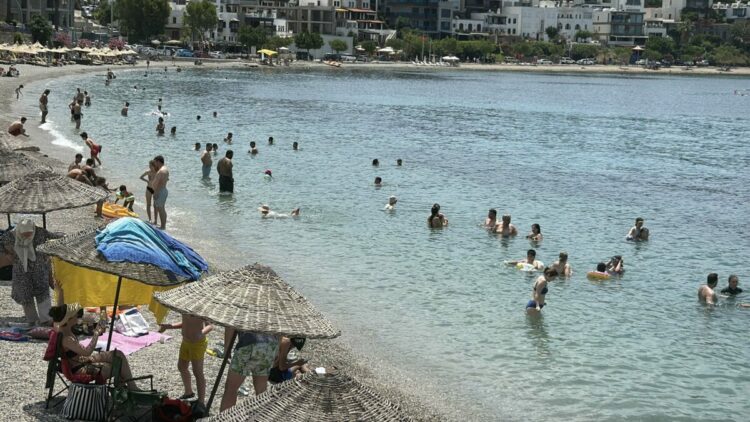 Bodrum’da bayramın ikinci gününde sahillerde yoğunluk sürüyor