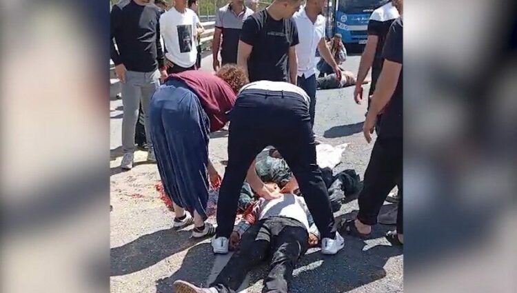 Kurbanlık koyun yüklü kamyonet devrildi: 1 ölü, 1 yaralı