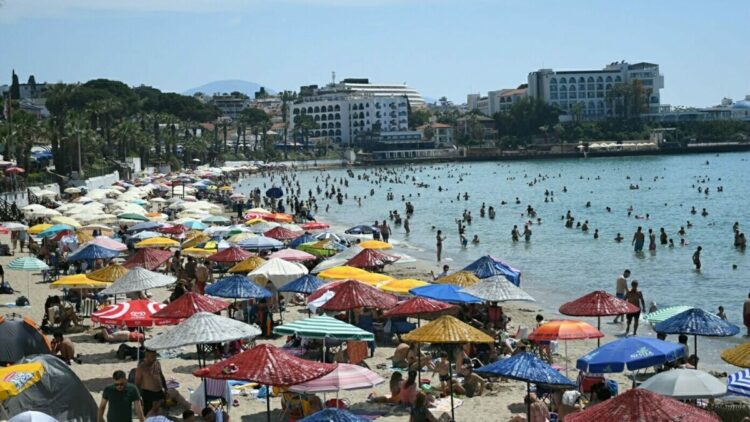 Kuşadası'nda bayram yoğunluğu; oteller doldu