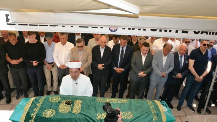Özgür Özel, amcasının cenazesine katıldı