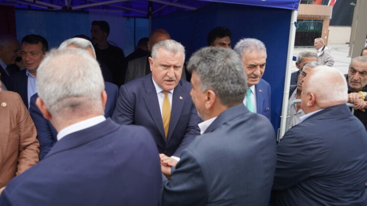 Bakan Bak, memleketi Rize'de geleneksel bayramlaşma törenine katıldı