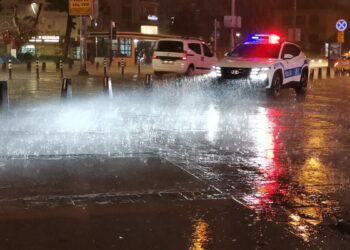 İzmir’de kısa süreli sağanak yağış etkili oldu
