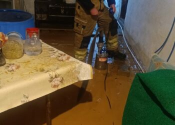 Bursa'da sağanak hayatı olumsuz etkiledi; bazı evleri su bastı