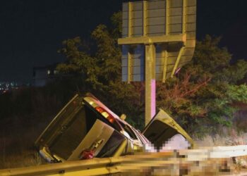 İzmir’de su kanalına girip takla atan hafif ticari araç şarampole devrildi: 2 ölü