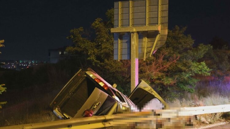 İzmir’de su kanalına girip takla atan hafif ticari araç şarampole devrildi: 2 ölü