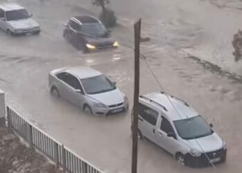Doğu Akdeniz'de sağanak; caddeleri su bastı