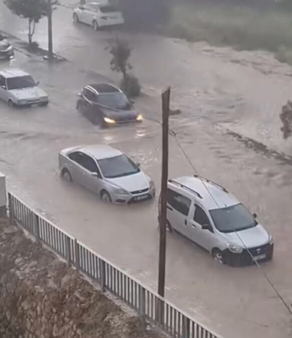 Doğu Akdeniz'de sağanak; caddeleri su bastı