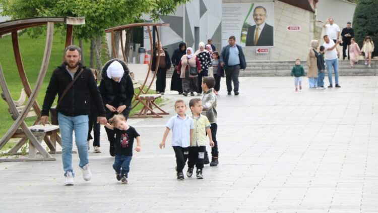 Kayseri Hayvanat Bahçesi'nde bayram yoğunluğu; bir günde 20 bin ziyaretçi