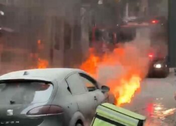 Beyoğlu’nda seyir halindeki otomobil alev alev yandı