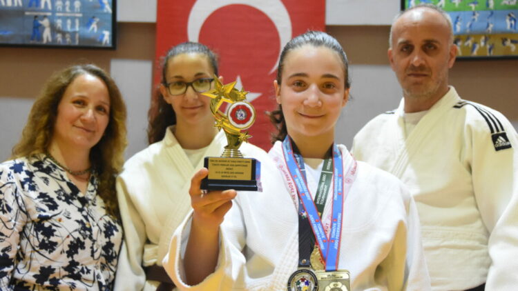 Tokalaştığı antrenörün gücünü fark edip tavsiyesiyle judoya başlayan Elif’ten 'altın' başarı