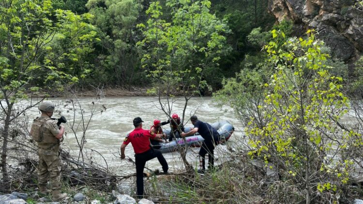 Pülümür Çayı’nda ağaçta mahsur kaldı, ekipler kurtardı