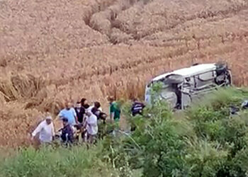 Otomobil şarampole devrildi: 1 ölü, 1 yaralı
