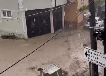 Bursa'da sel meydana geldi; evleri su bastı, çatı çöktü