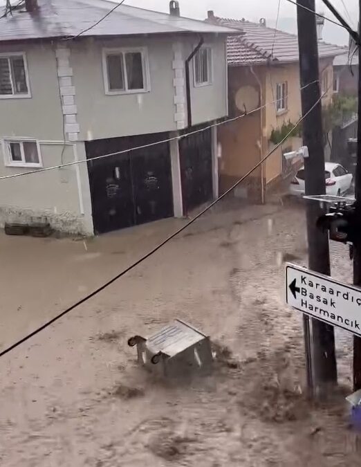Bursa'da sel meydana geldi; evleri su bastı, çatı çöktü