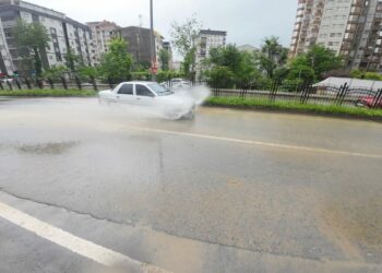 Rize'de sağanak; yollar göle döndü