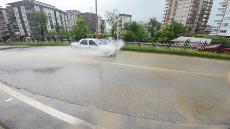 Rize'de sağanak; yollar göle döndü