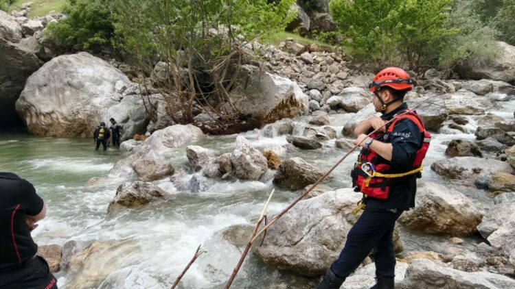 Balık tutarken nehre düştü; arama çalışması başlatıldı