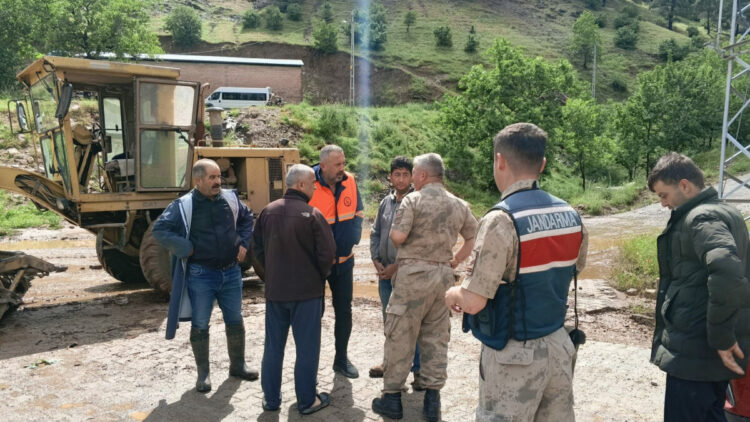 Gaziantep'te sağanak; ev ve ahırları su bastı