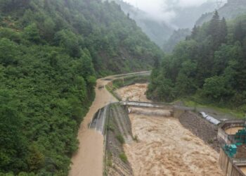 Giresun'da sağanak; dereler taştı, yol ulaşıma kapatıldı