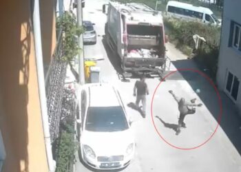 Temizlik görevlilerinin buldukları topla futbol oynadığı anlar kamerada