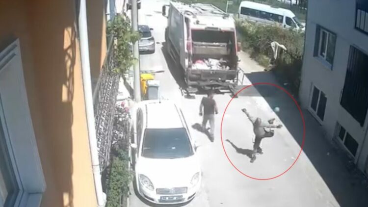 Temizlik görevlilerinin buldukları topla futbol oynadığı anlar kamerada