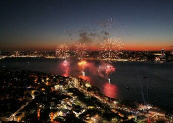 İstanbul Boğazı’ndaki havai fişek gösterisi havadan görüntülendi