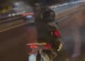 Motosiklet sürücüsü elindeki cismi İETT otobüsüne fırlattı; yolcuların panik anları kamerada