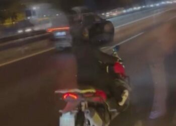 Motosiklet sürücüsü elindeki cismi İETT otobüsüne fırlattı; yolcuların panik anları kamerada