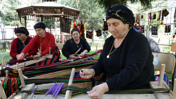 'Altın Kızlar' dayanışması; türkülerle dokunan 'dastar'a horonlu tanıtım