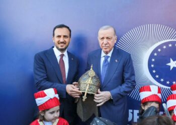 Cumhurbaşkanı Erdoğan'a özel hazırlanan miğfer hediye edildi