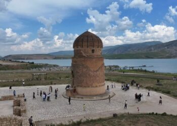 12 bin yıllık geçmişe sahip Hasankeyf'te bayram yoğunluğu
