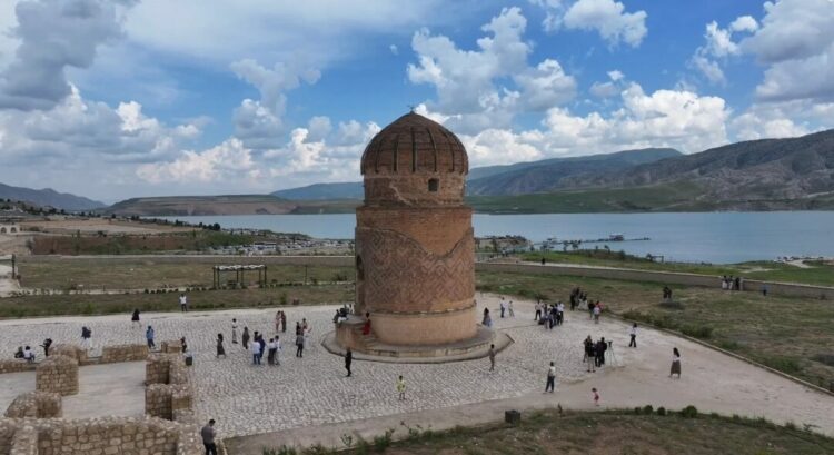 12 bin yıllık geçmişe sahip Hasankeyf'te bayram yoğunluğu