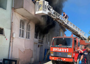 Evde çıkan yangından, pencereye uzatılan merdivenle kurtarıldılar