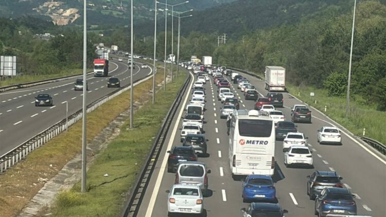 Anadolu Otoyolu'nun Bolu geçişinde trafik yoğunluğu