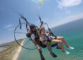 Saros'un güzelliklerini paramotorla keşfediyorlar