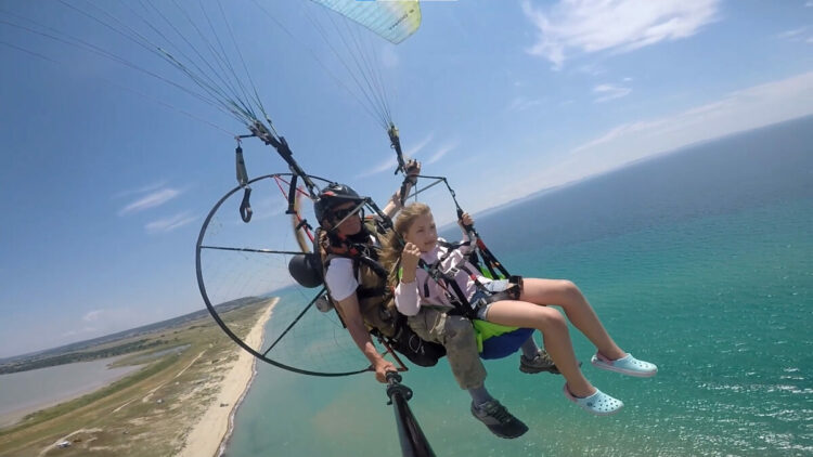 Saros'un güzelliklerini paramotorla keşfediyorlar