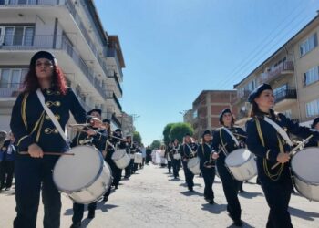 Terzisinden pazarcısına, kuaföründen muhtarına 40 kadın bir araya gelip, belediyenin bando takımını kurdu
