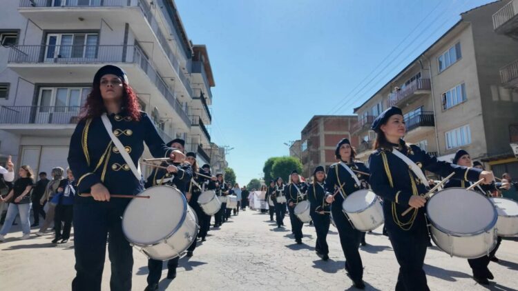 Terzisinden pazarcısına, kuaföründen muhtarına 40 kadın bir araya gelip, belediyenin bando takımını kurdu