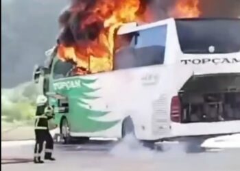 Terminalde yolcu otobüsü alev alev yandı