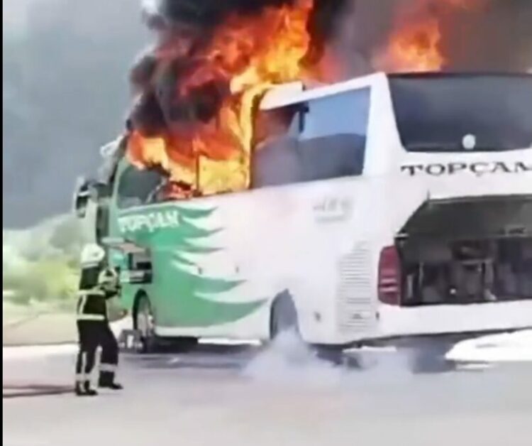 Terminalde yolcu otobüsü alev alev yandı