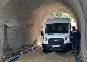 Sağanak nedeniyle minibüste mahsur kalan aile kurtarıldı