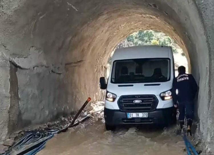 Sağanak nedeniyle minibüste mahsur kalan aile kurtarıldı
